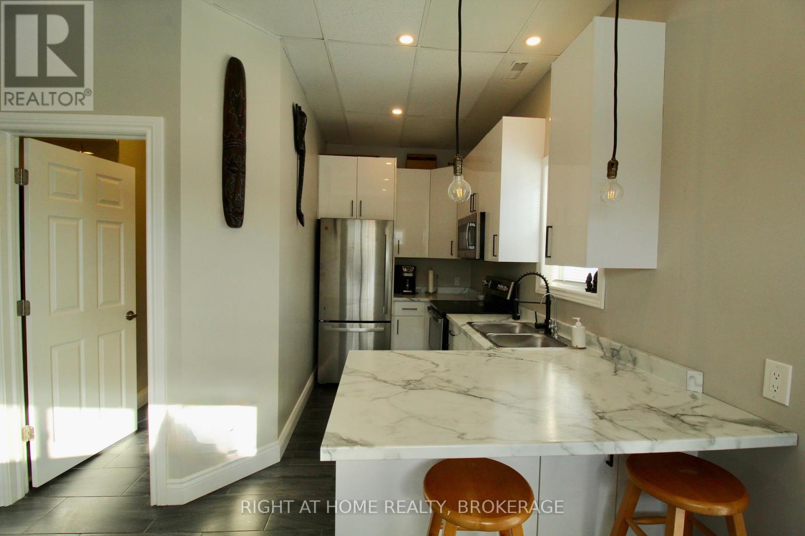 7 Beech Street, St. Catharines, Ontario  L2R 2B6 - Photo 3 - X12963800