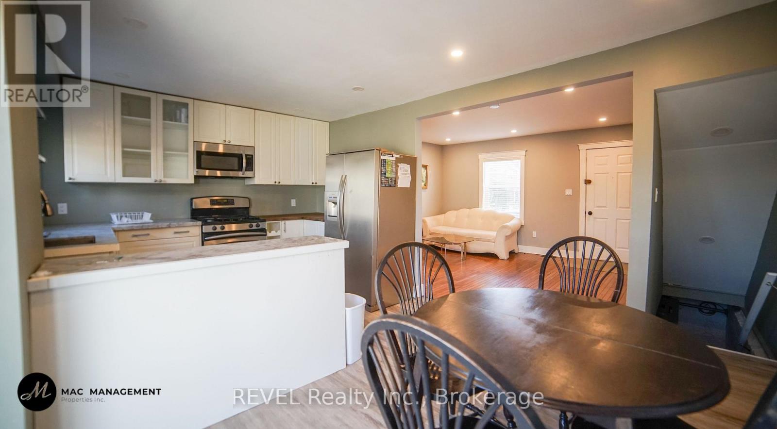 32 Edmund Street, St. Catharines, Ontario  L2R 2G2 - Photo 3 - X12963940