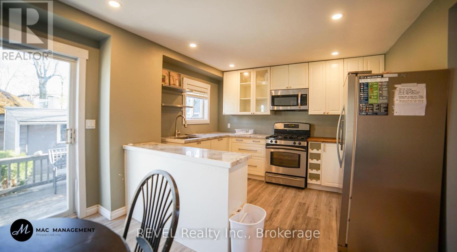 32 Edmund Street, St. Catharines, Ontario  L2R 2G2 - Photo 4 - X12963940