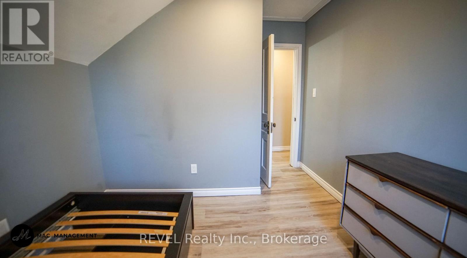 32 Edmund Street, St. Catharines, Ontario  L2R 2G2 - Photo 8 - X12963940