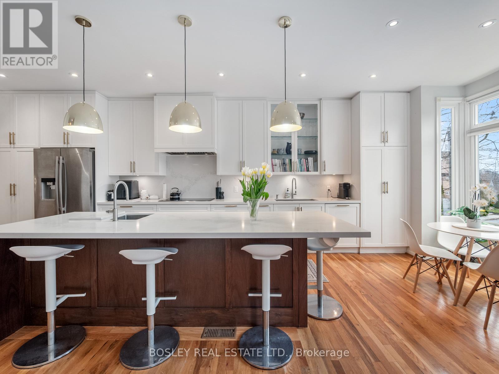 8 De Savery Crescent, Toronto, Ontario  M4S 2L2 - Photo 3 - C12963456