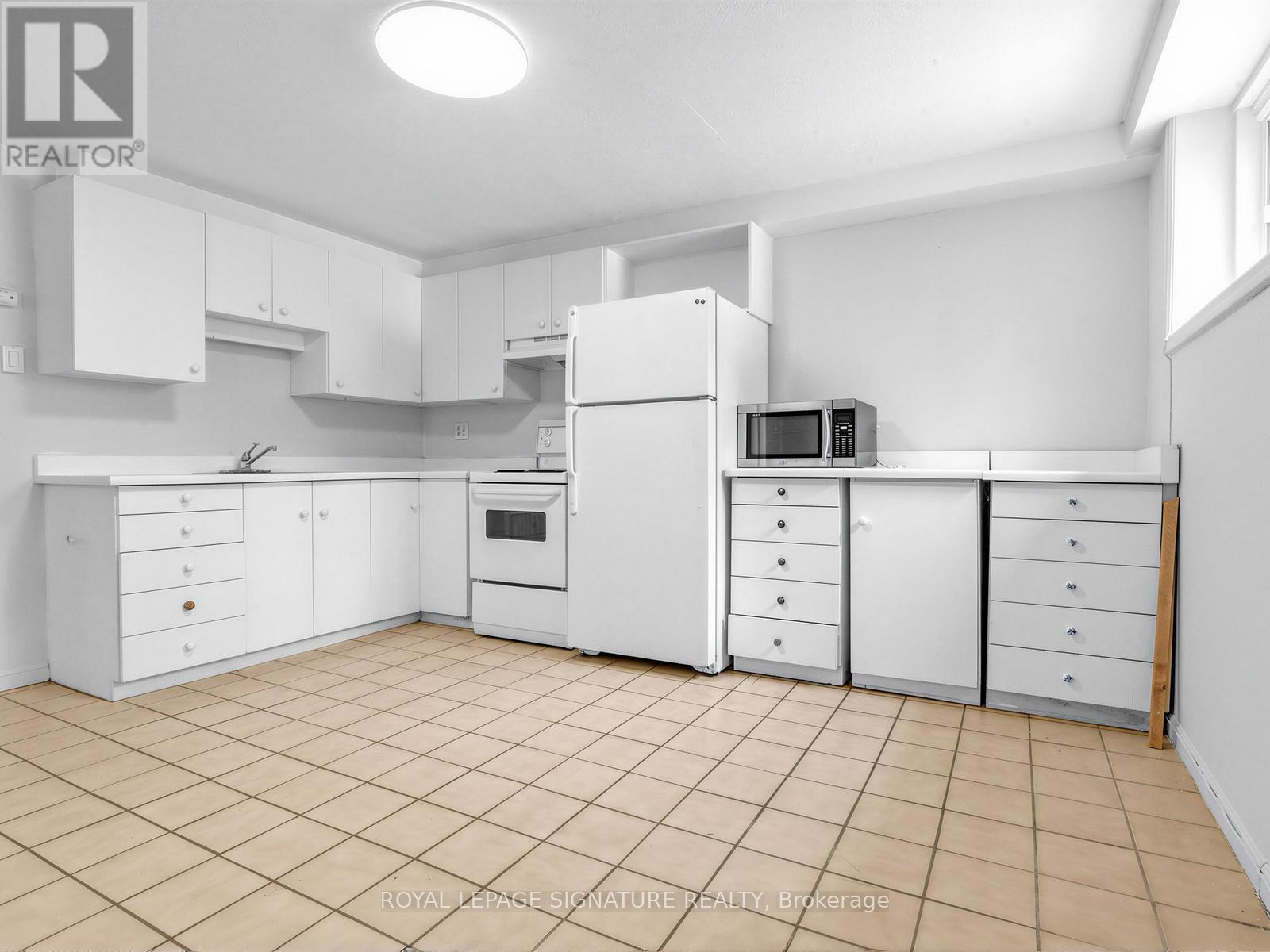 Lower - 19 Warwick Avenue, Toronto, Ontario  M6C 1T5 - Photo 10 - C12963492