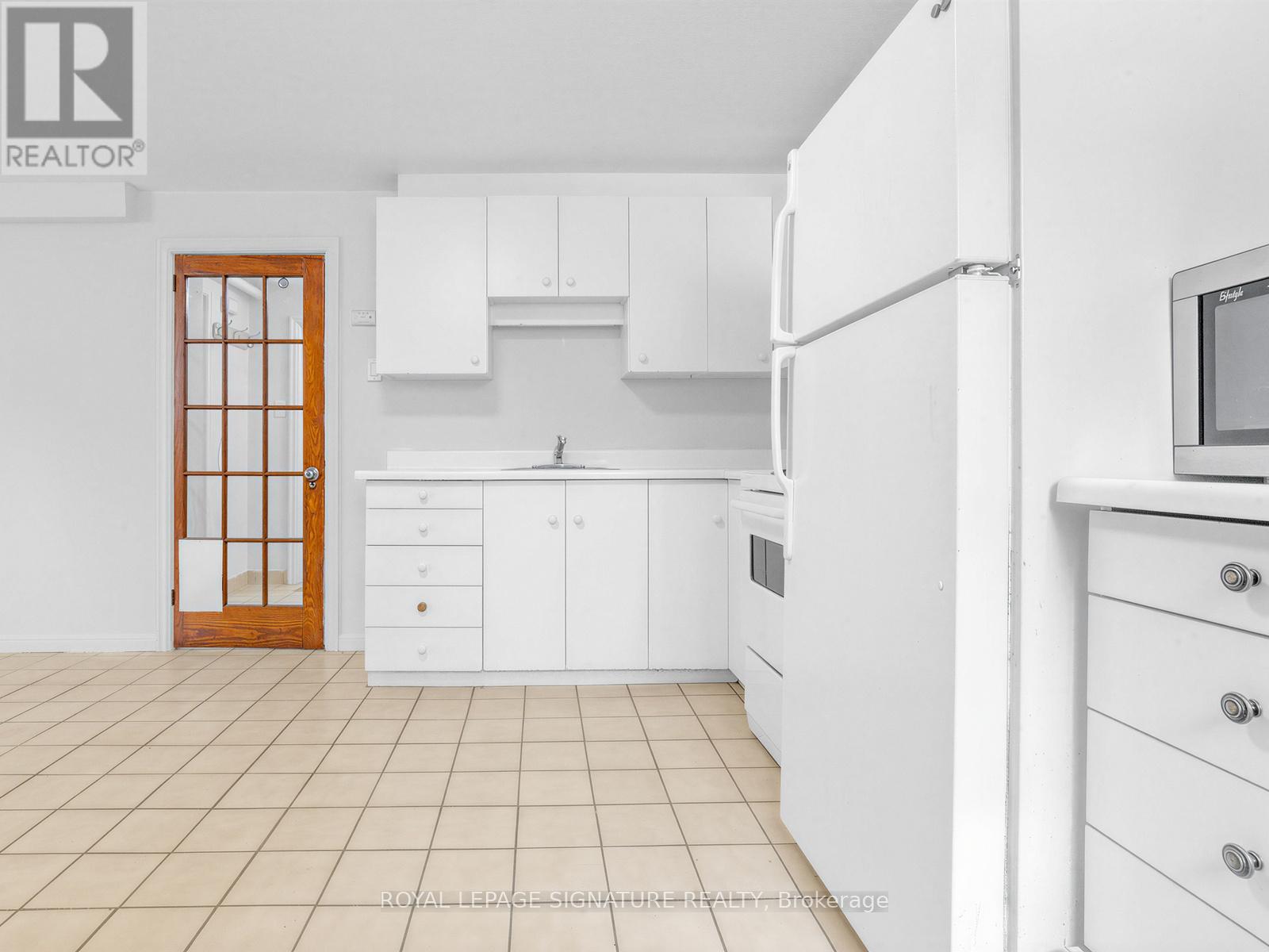 Lower - 19 Warwick Avenue, Toronto, Ontario  M6C 1T5 - Photo 13 - C12963492