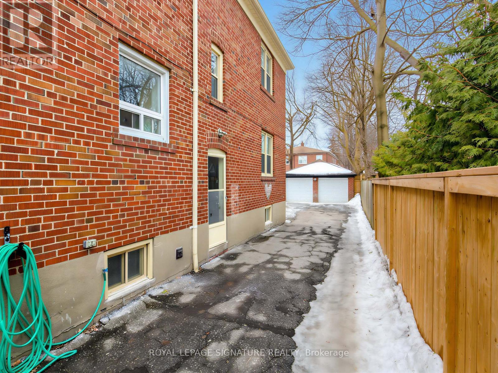 Lower - 19 Warwick Avenue, Toronto, Ontario  M6C 1T5 - Photo 23 - C12963492