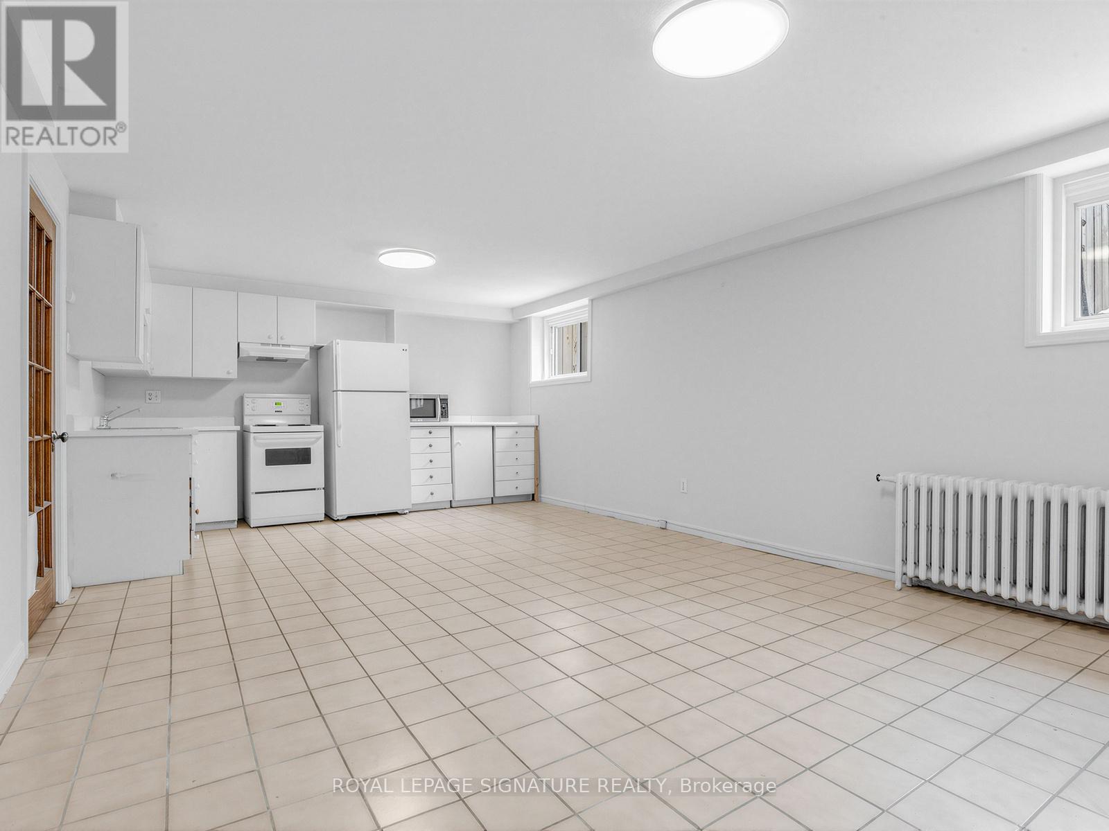 Lower - 19 Warwick Avenue, Toronto, Ontario  M6C 1T5 - Photo 5 - C12963492