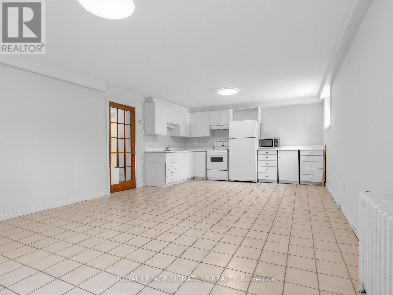 Lower - 19 Warwick Avenue, Toronto, Ontario  M6C 1T5 - Photo 6 - C12963492