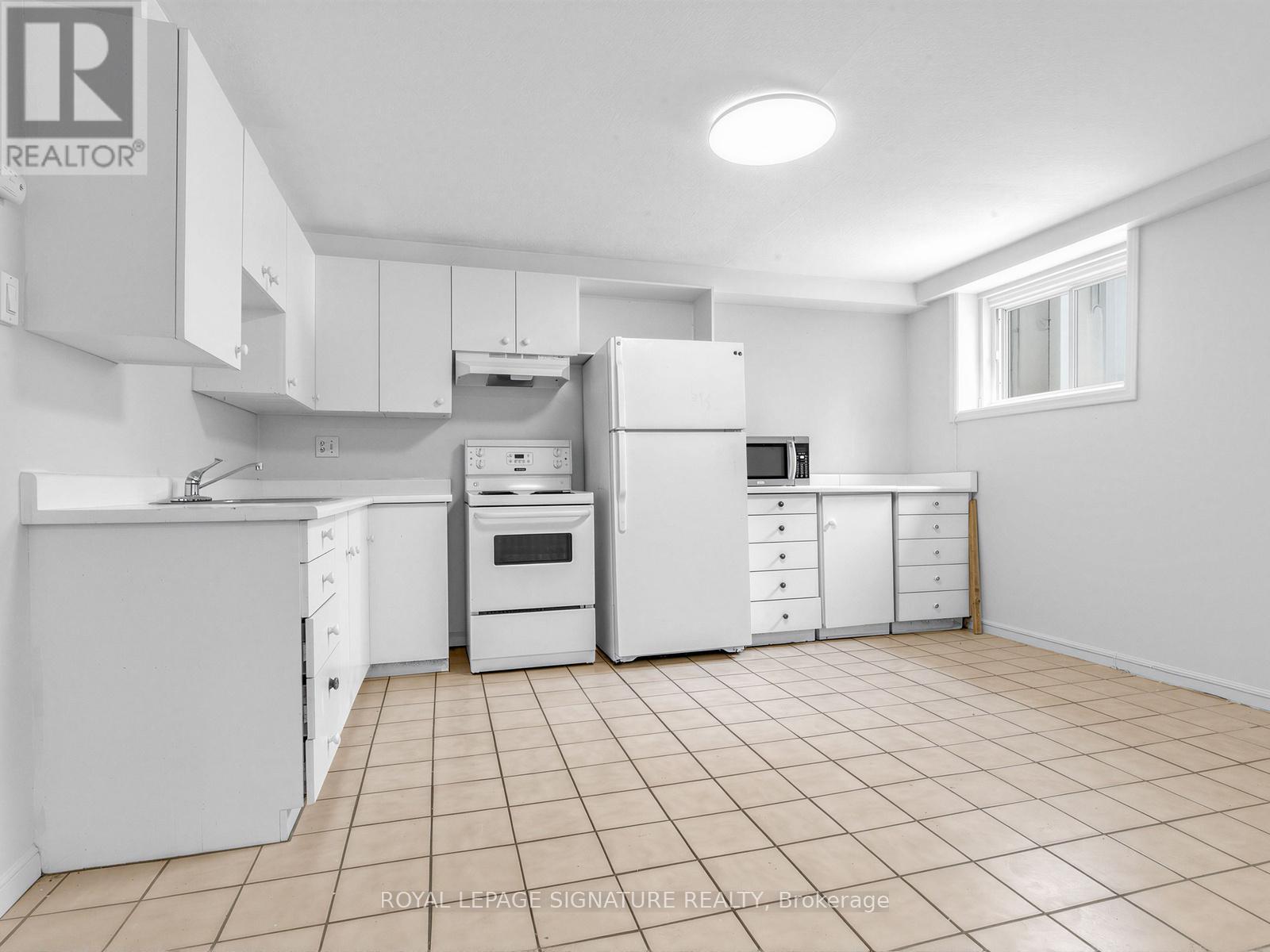 Lower - 19 Warwick Avenue, Toronto, Ontario  M6C 1T5 - Photo 7 - C12963492