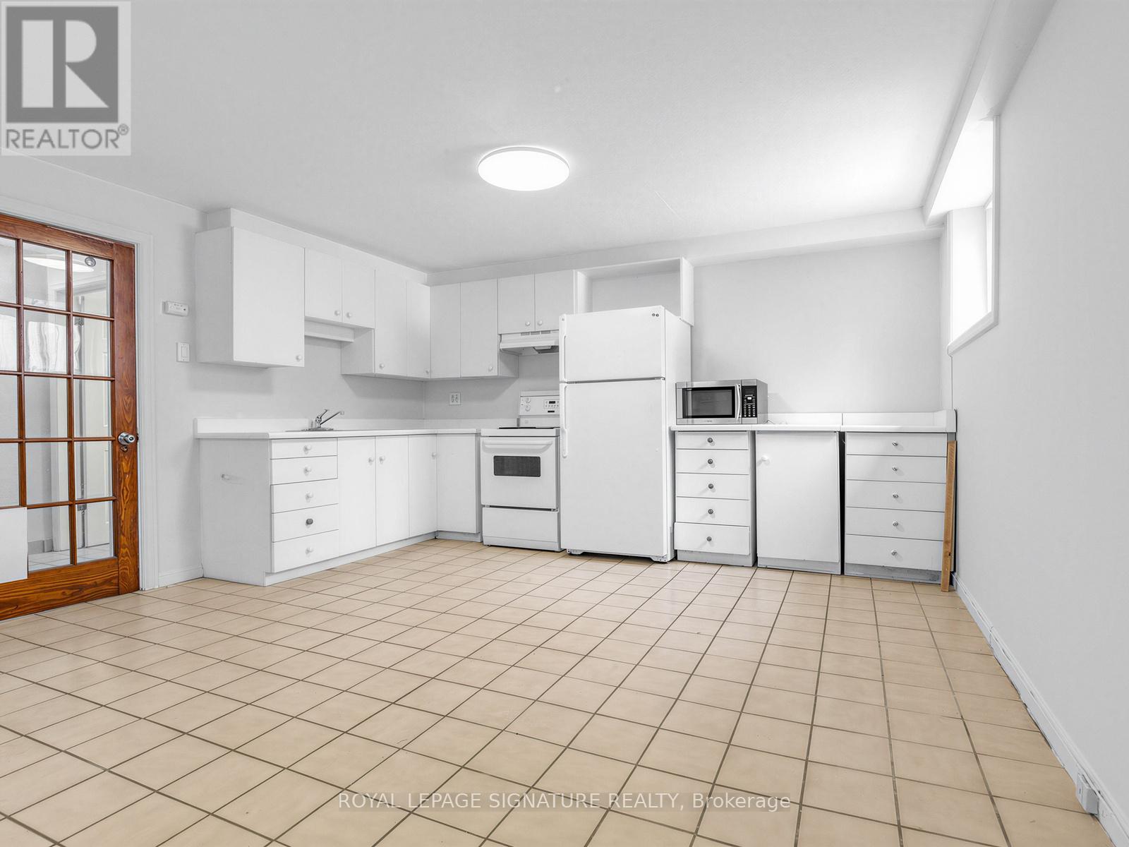 Lower - 19 Warwick Avenue, Toronto, Ontario  M6C 1T5 - Photo 8 - C12963492