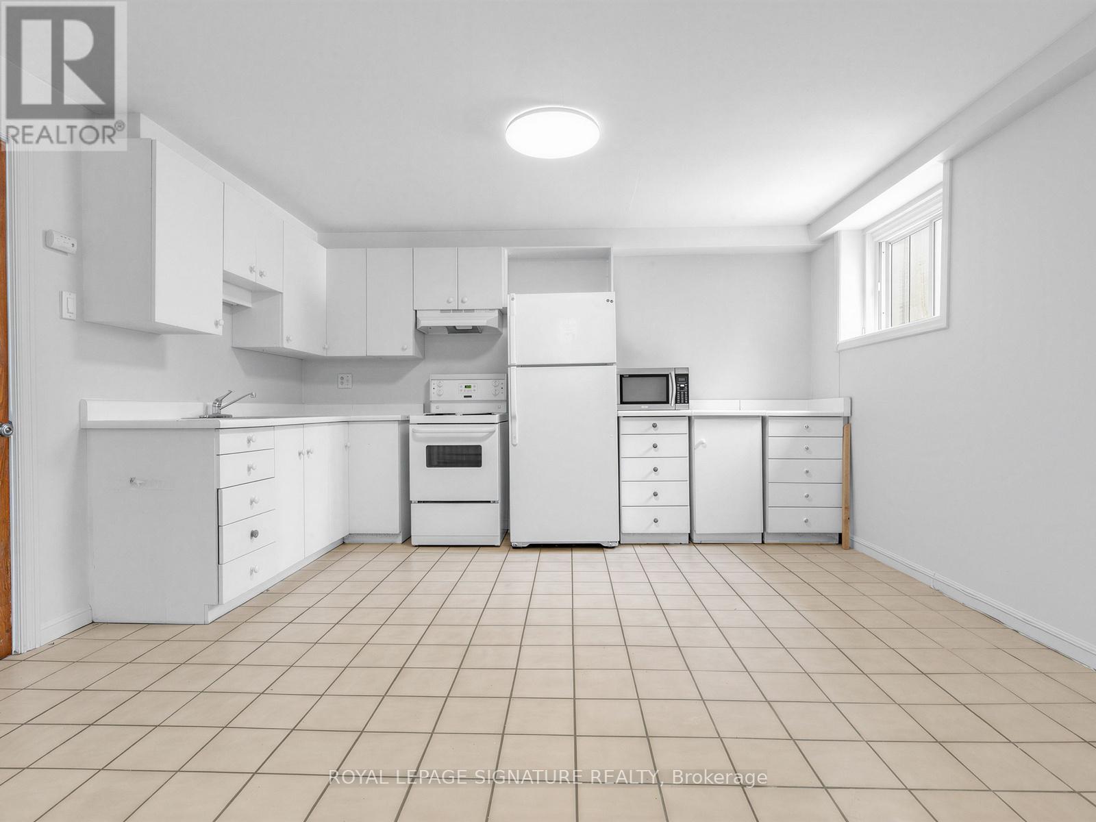 Lower - 19 Warwick Avenue, Toronto, Ontario  M6C 1T5 - Photo 9 - C12963492