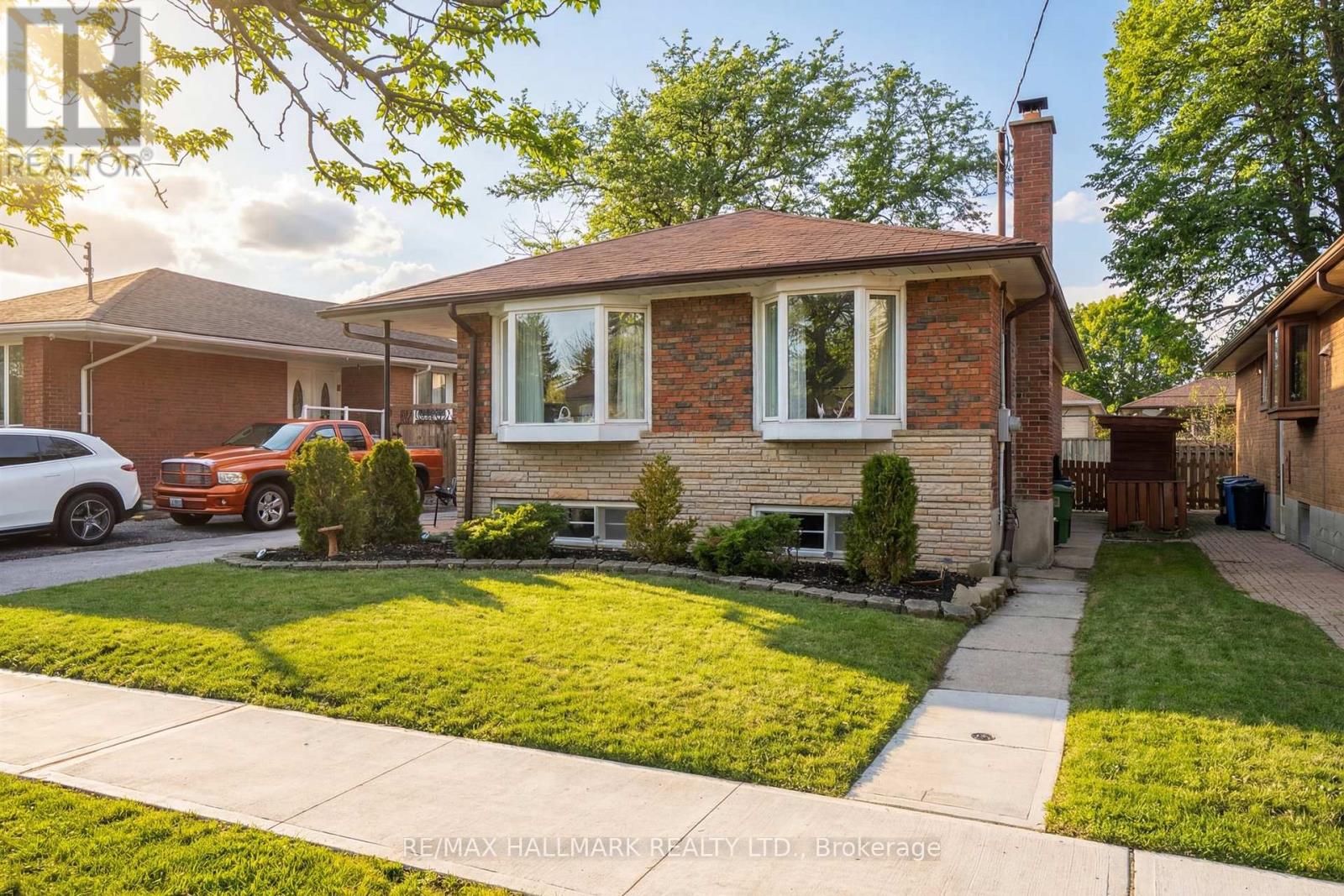 7 GRASSINGTON CRESCENT, Toronto, Ontario