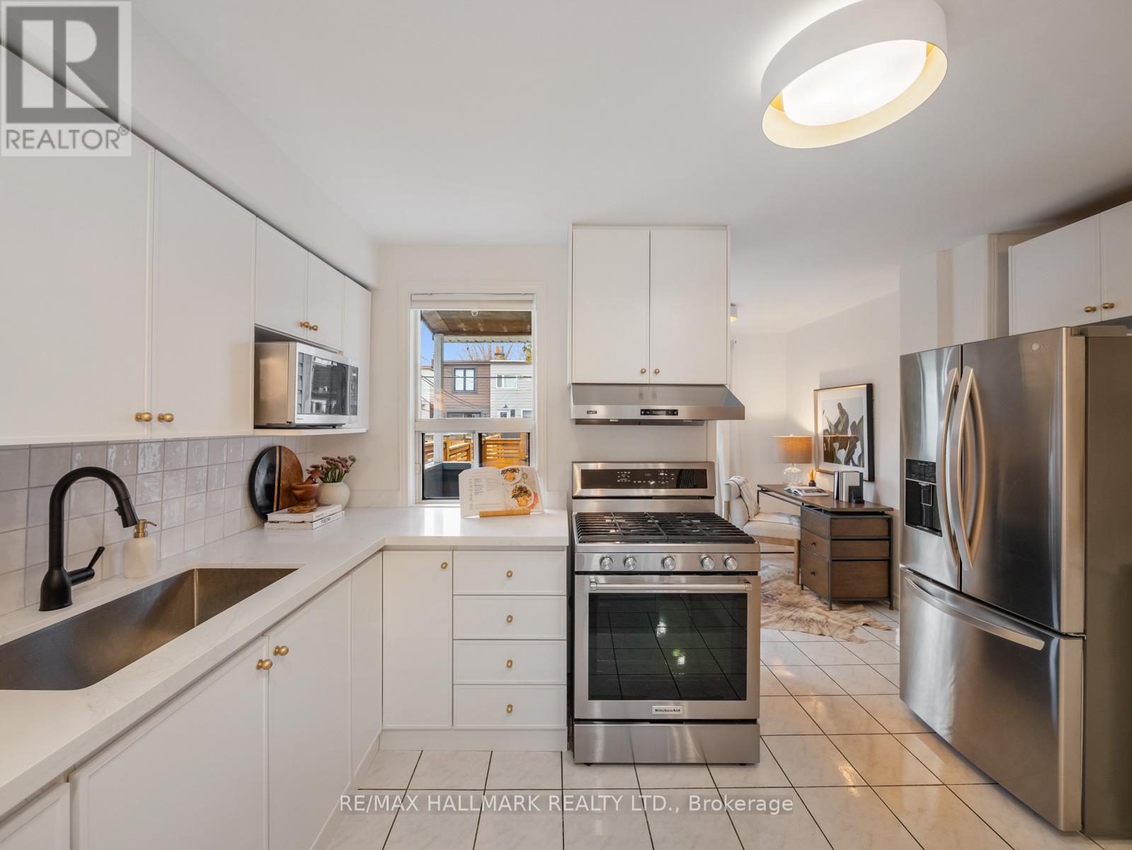 38 Larchmount Avenue, Toronto, Ontario  M4M 2Y7 - Photo 10 - E12963744