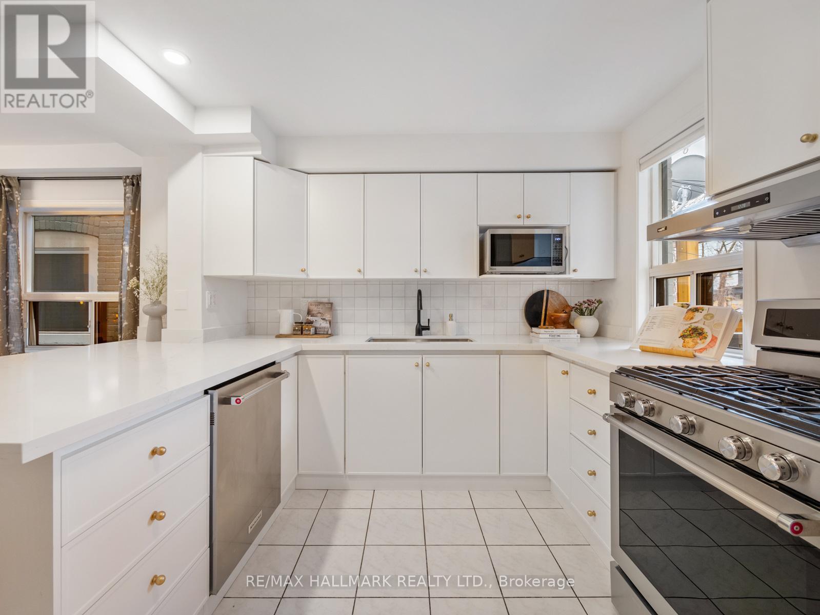 38 Larchmount Avenue, Toronto, Ontario  M4M 2Y7 - Photo 8 - E12963744