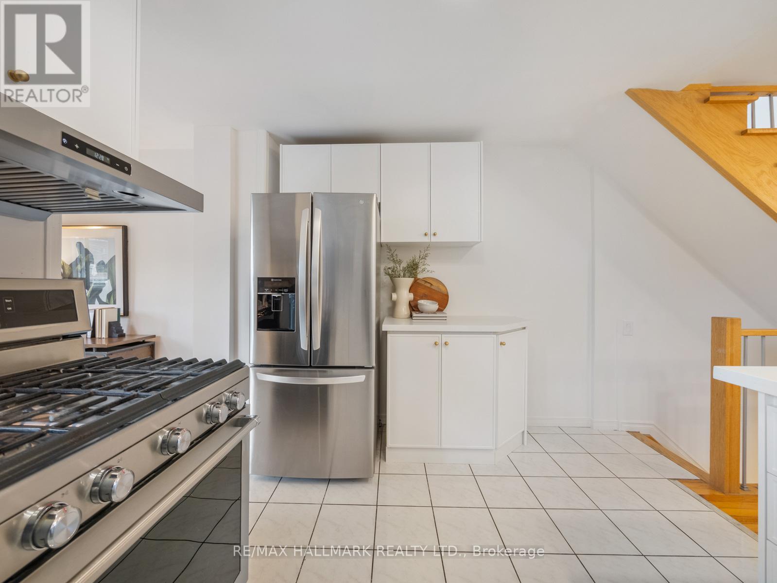 38 Larchmount Avenue, Toronto, Ontario  M4M 2Y7 - Photo 9 - E12963744