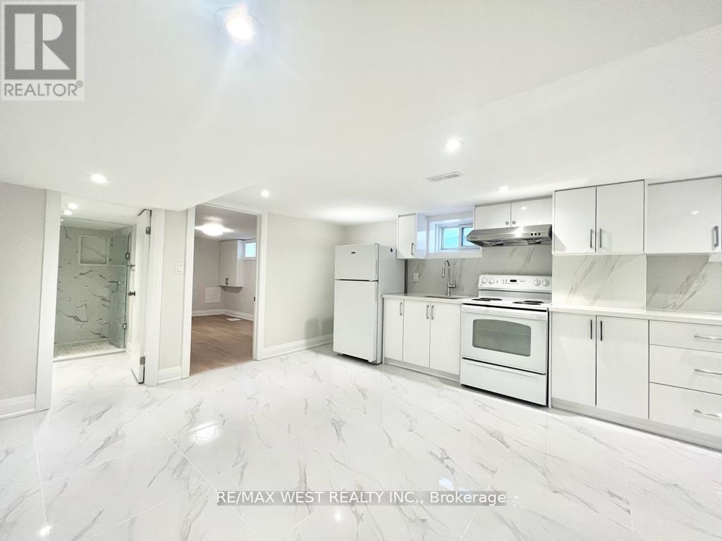 BSMT - 4 SUTHERLAND AVENUE, Toronto, Ontario