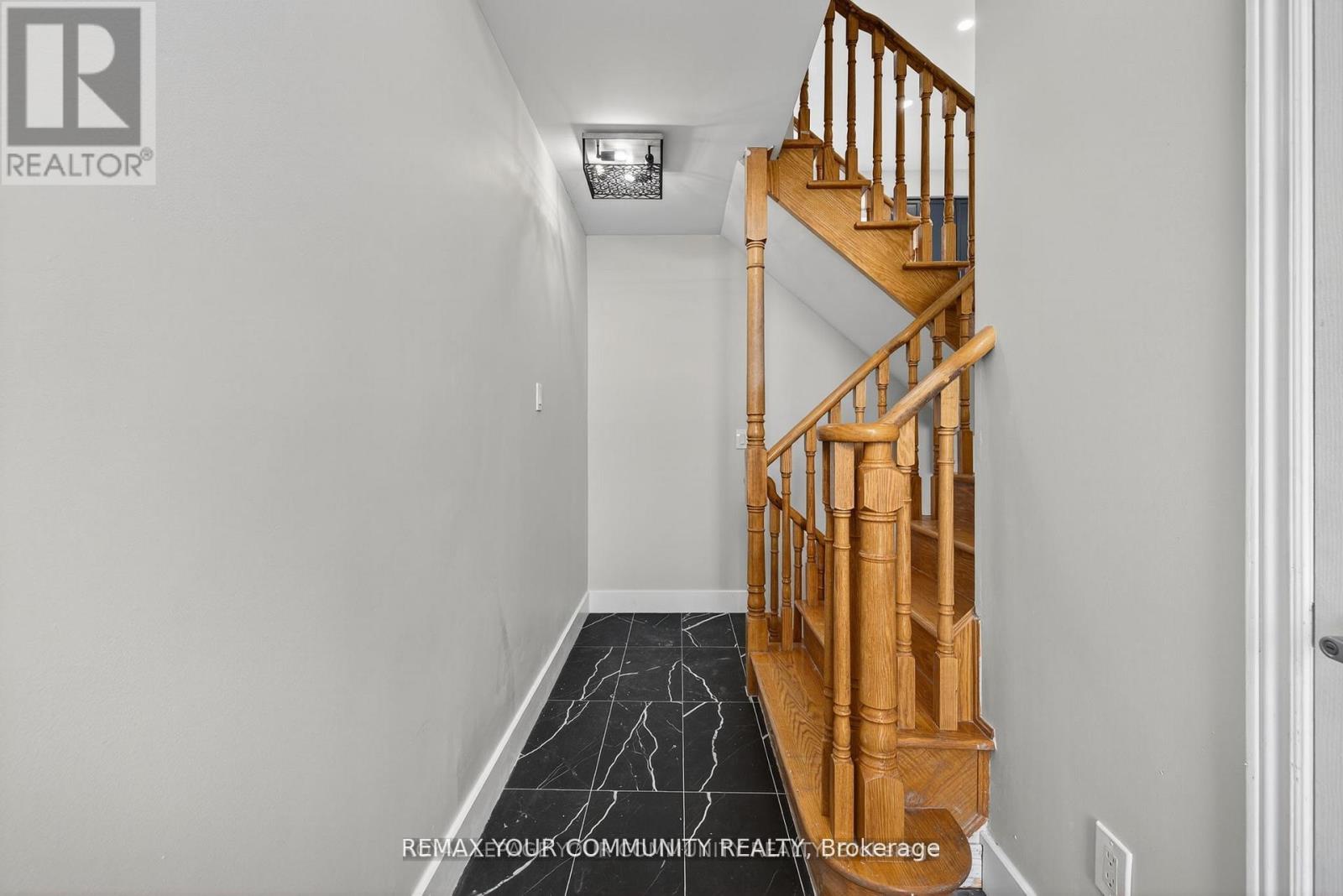 193 Zokol Drive, Aurora, Ontario  L4G 0B8 - Photo 2 - N12963490