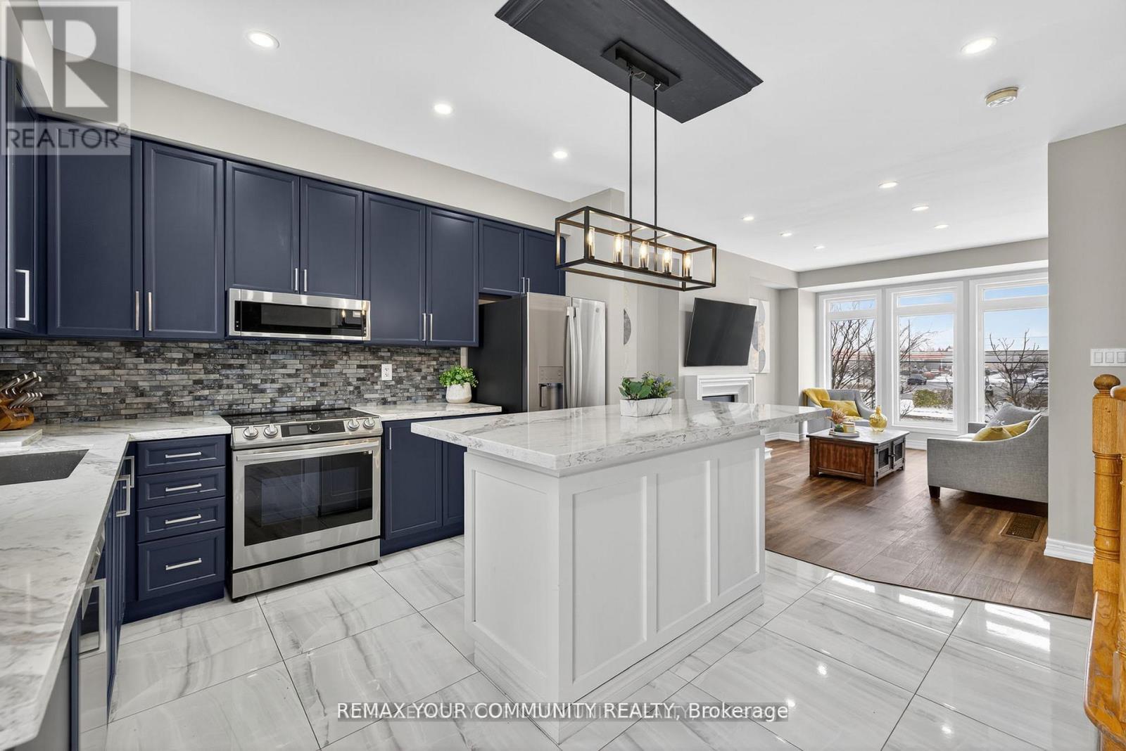 193 Zokol Drive, Aurora, Ontario  L4G 0B8 - Photo 9 - N12963490