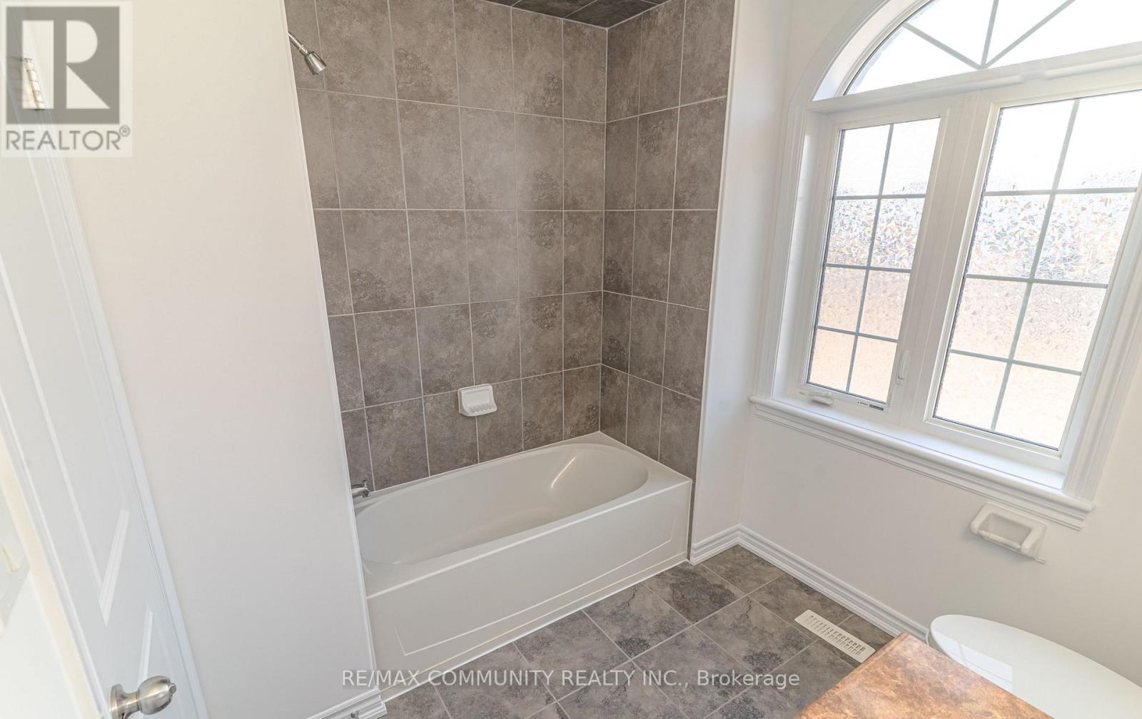 27 Bamburg Street, Georgina, Ontario L0E 1R0 - Photo 25 - N12963518