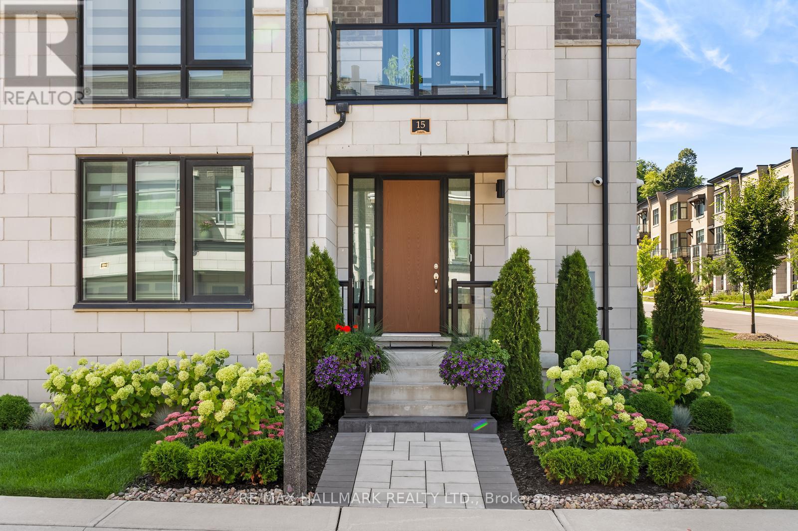 15 Carrville Woods Circle, Vaughan, Ontario  L6A 4Z6 - Photo 4 - N12963540