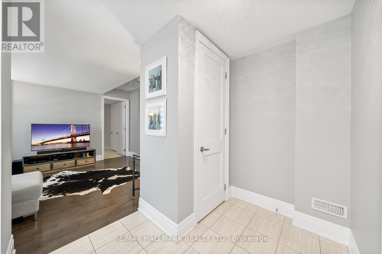 15 Carrville Woods Circle, Vaughan, Ontario  L6A 4Z6 - Photo 5 - N12963540