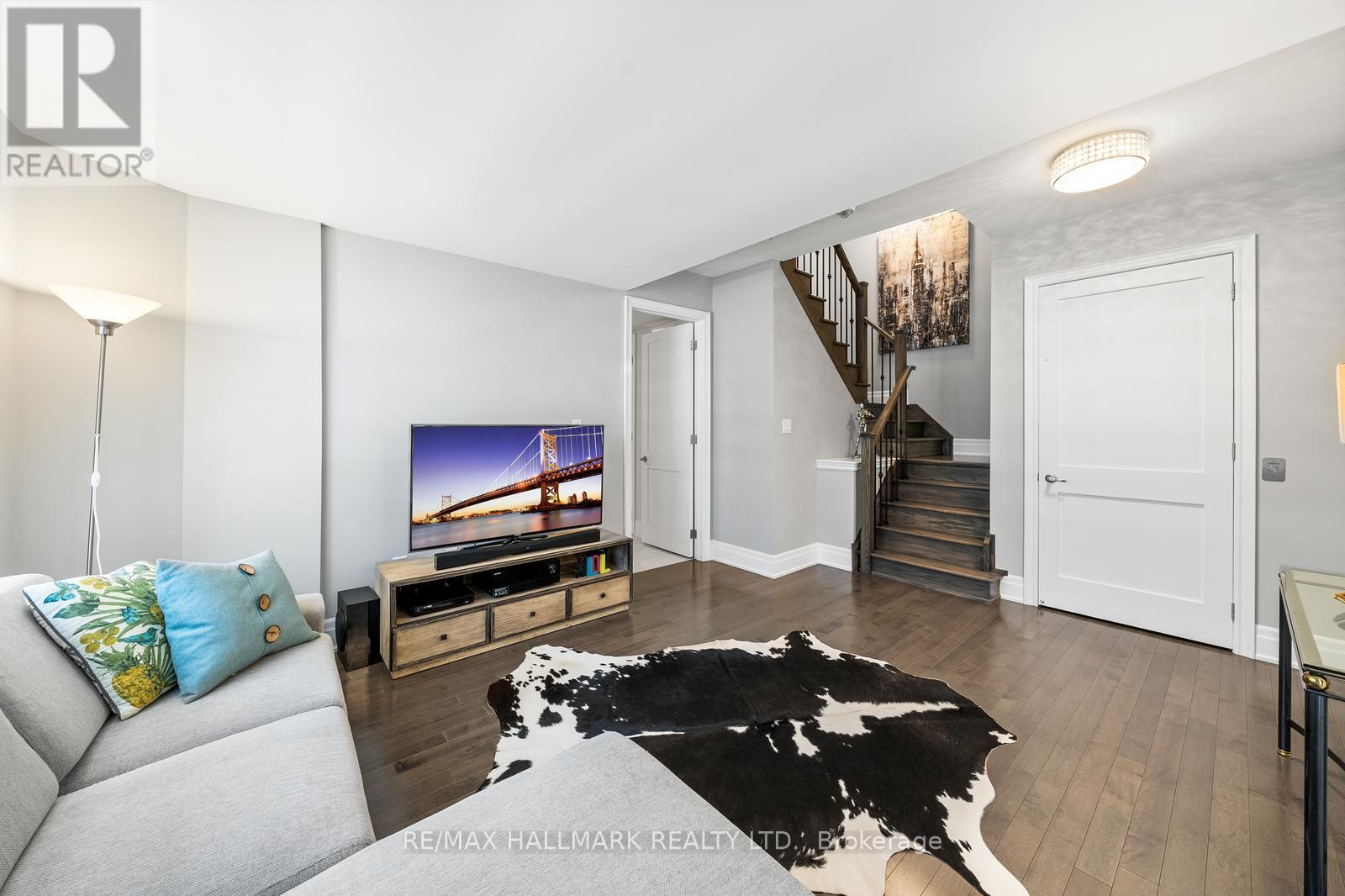 15 Carrville Woods Circle, Vaughan, Ontario  L6A 4Z6 - Photo 6 - N12963540