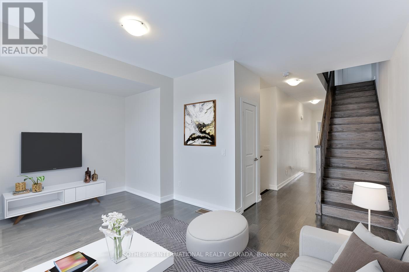 101 Glengarry Crescent, Vaughan, Ontario  L6A 4Z5 - Photo 2 - N12963618