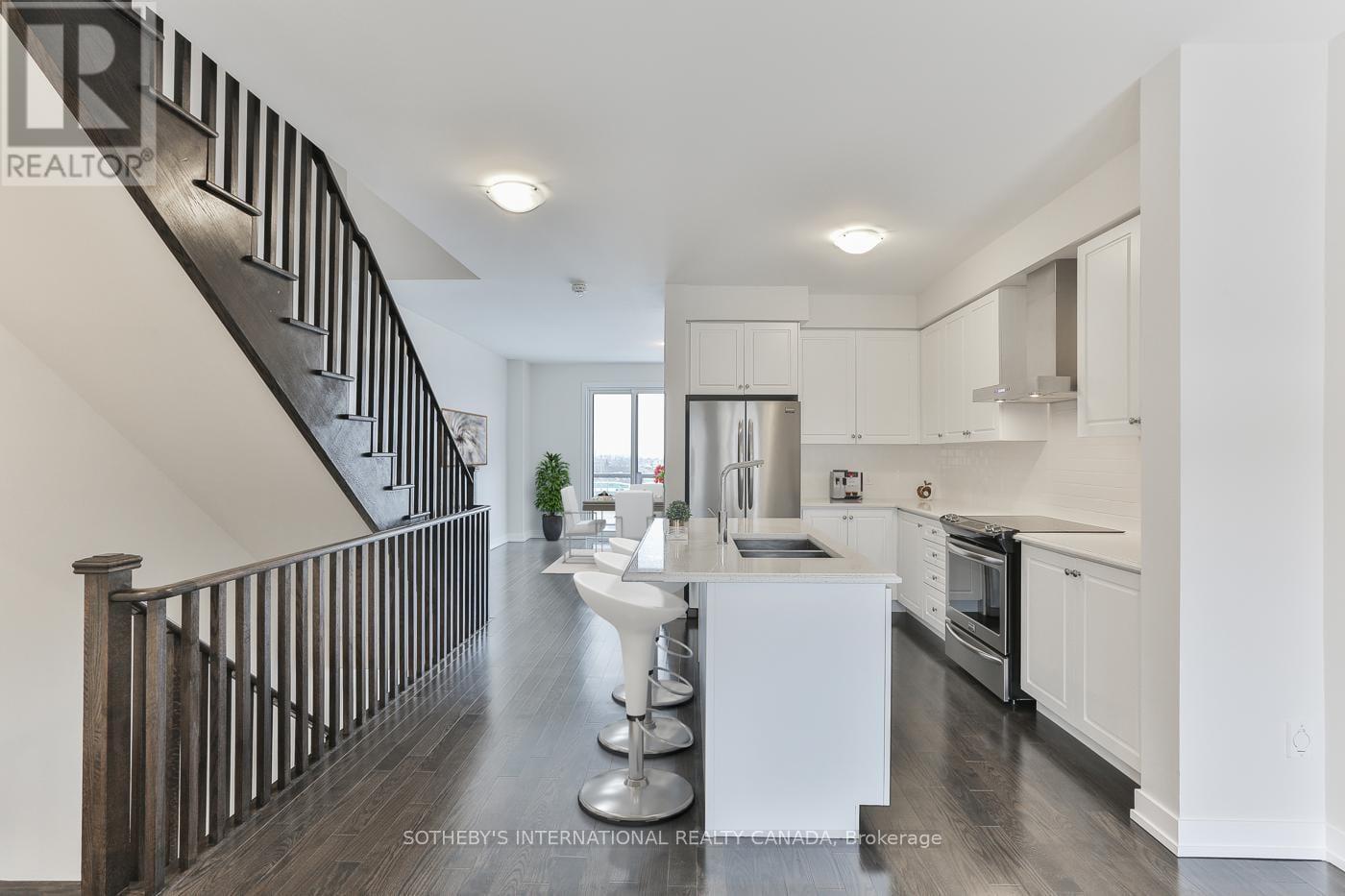 101 Glengarry Crescent, Vaughan, Ontario  L6A 4Z5 - Photo 4 - N12963618