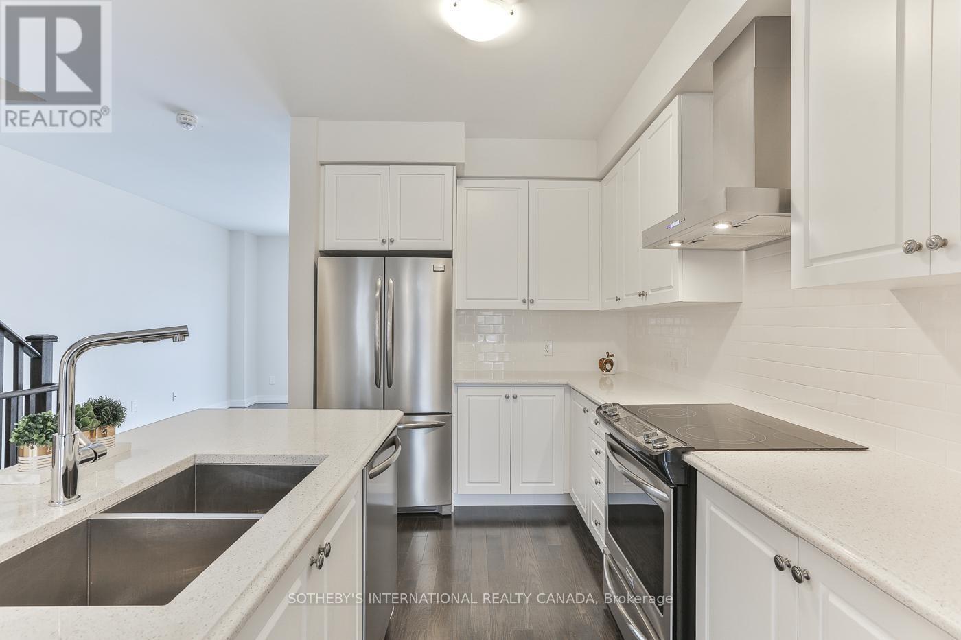 101 Glengarry Crescent, Vaughan, Ontario  L6A 4Z5 - Photo 5 - N12963618