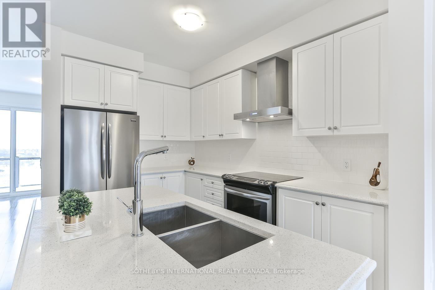 101 Glengarry Crescent, Vaughan, Ontario  L6A 4Z5 - Photo 6 - N12963618