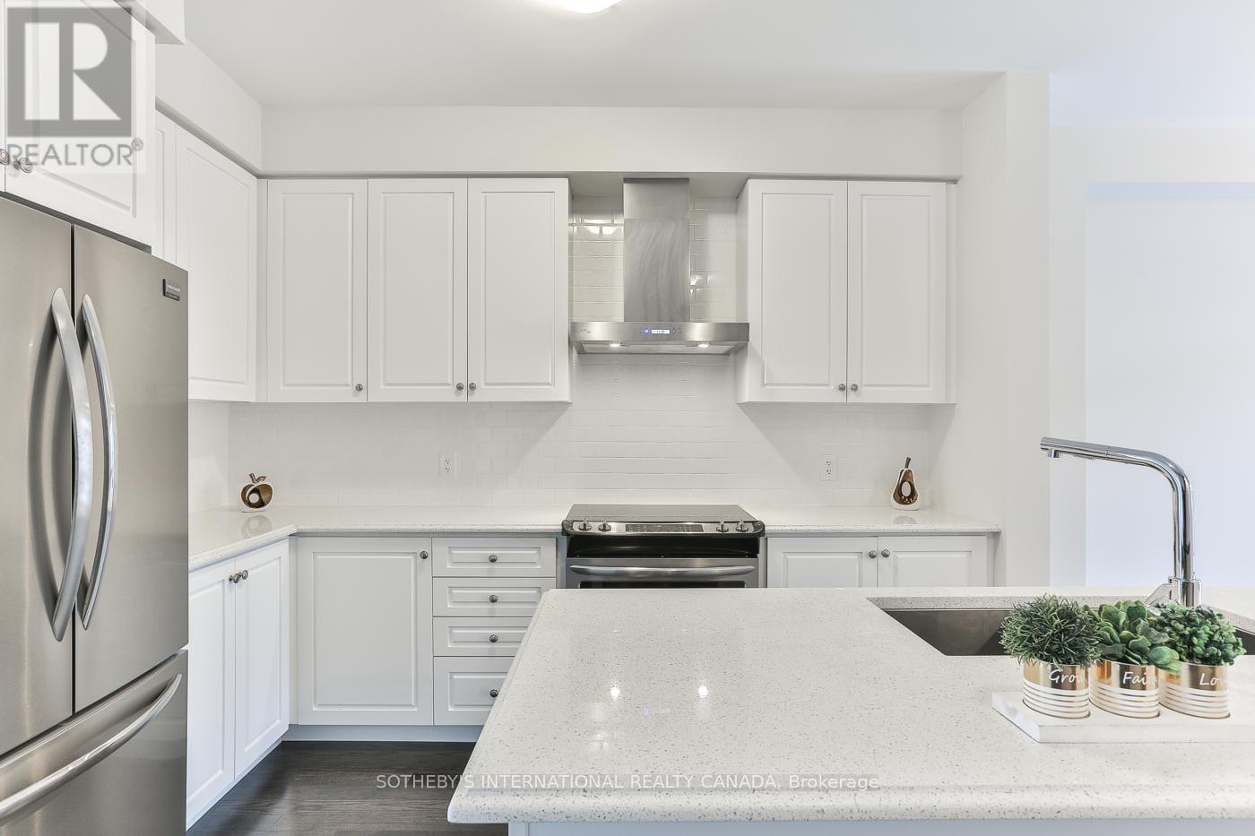 101 Glengarry Crescent, Vaughan, Ontario  L6A 4Z5 - Photo 7 - N12963618