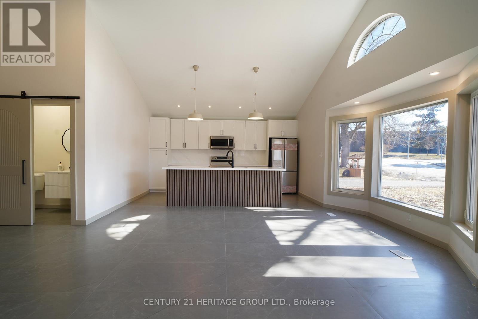 236 Simcoe Avenue, Georgina, Ontario L4P 2H8 - Photo 15 - N12963636