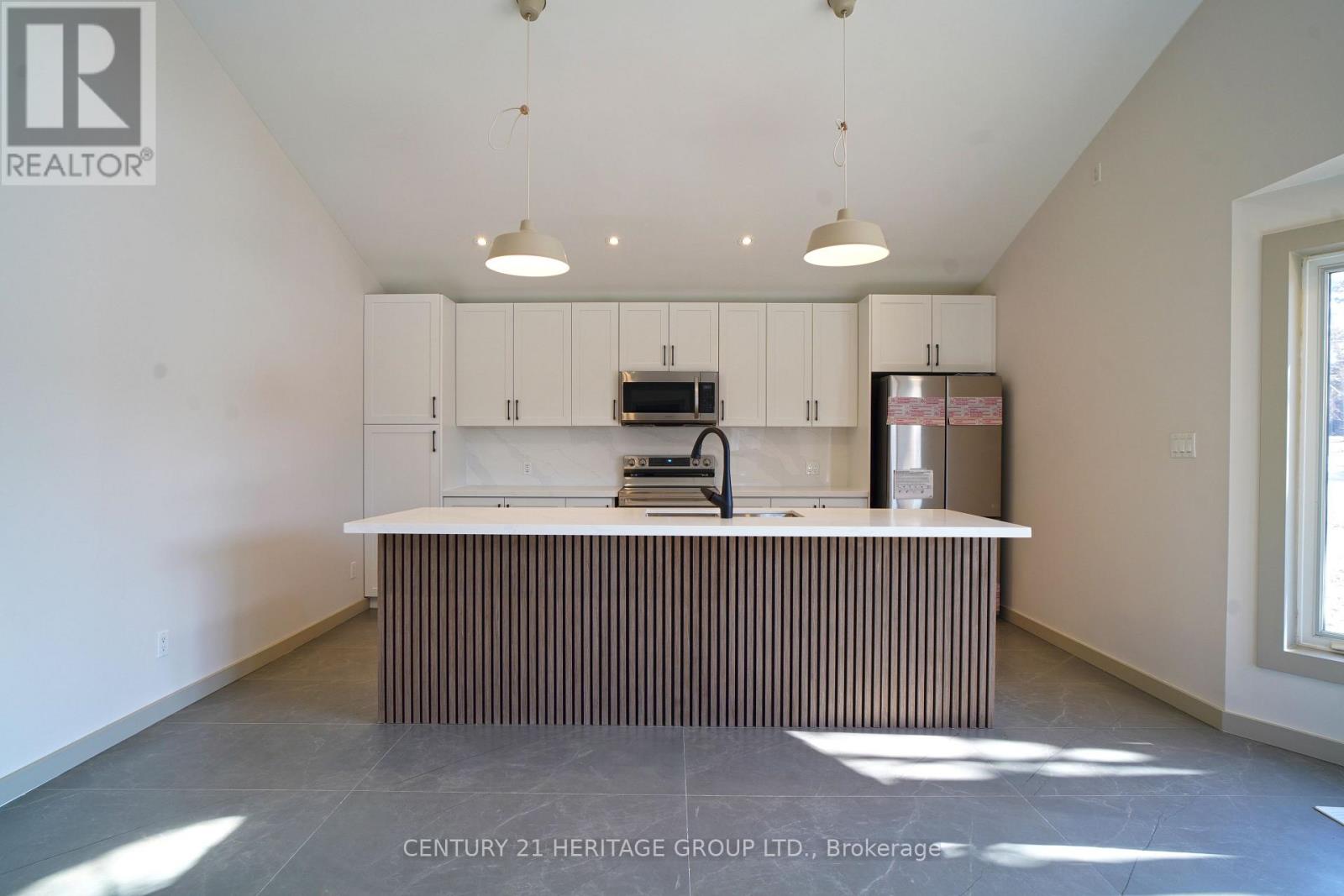 236 Simcoe Avenue, Georgina, Ontario L4P 2H8 - Photo 16 - N12963636