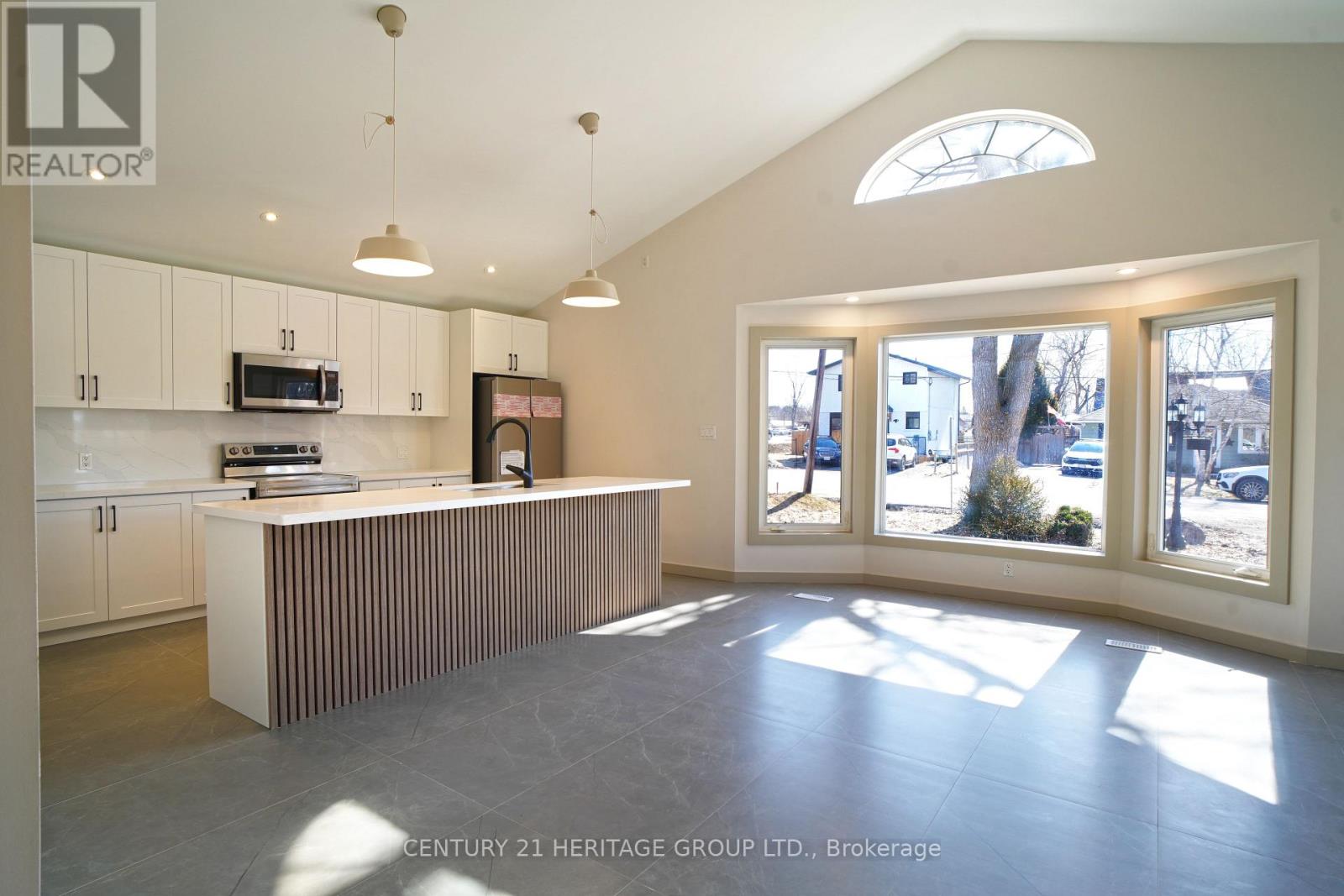 236 Simcoe Avenue, Georgina, Ontario L4P 2H8 - Photo 17 - N12963636