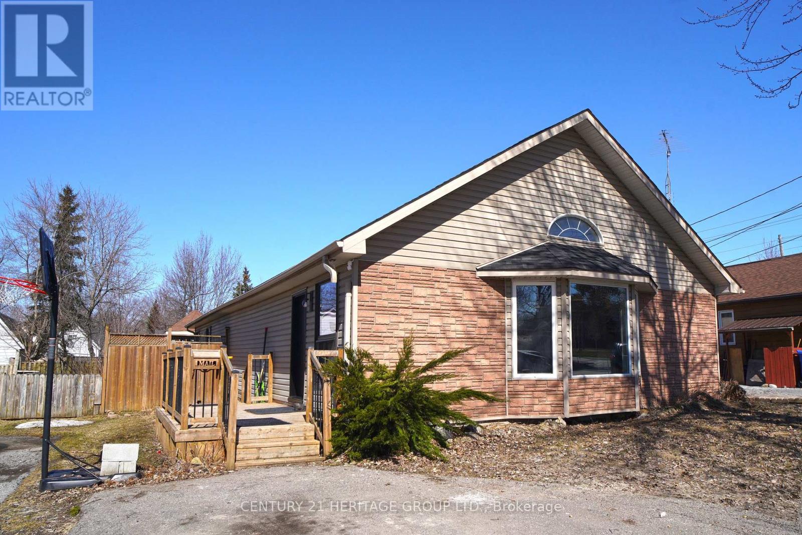 236 Simcoe Avenue, Georgina, Ontario L4P 2H8 - Photo 2 - N12963636