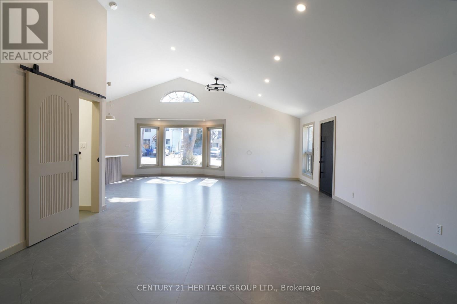 236 Simcoe Avenue, Georgina, Ontario L4P 2H8 - Photo 20 - N12963636