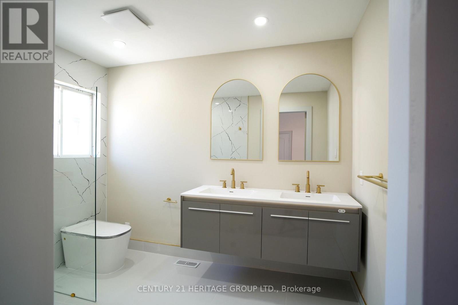 236 Simcoe Avenue, Georgina, Ontario L4P 2H8 - Photo 24 - N12963636