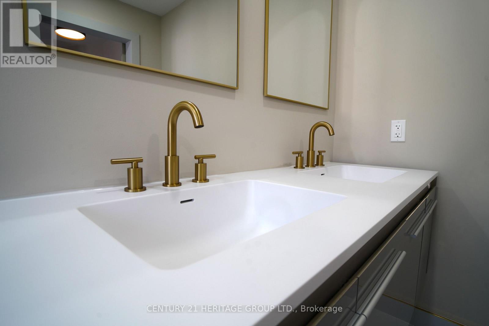 236 Simcoe Avenue, Georgina, Ontario L4P 2H8 - Photo 30 - N12963636