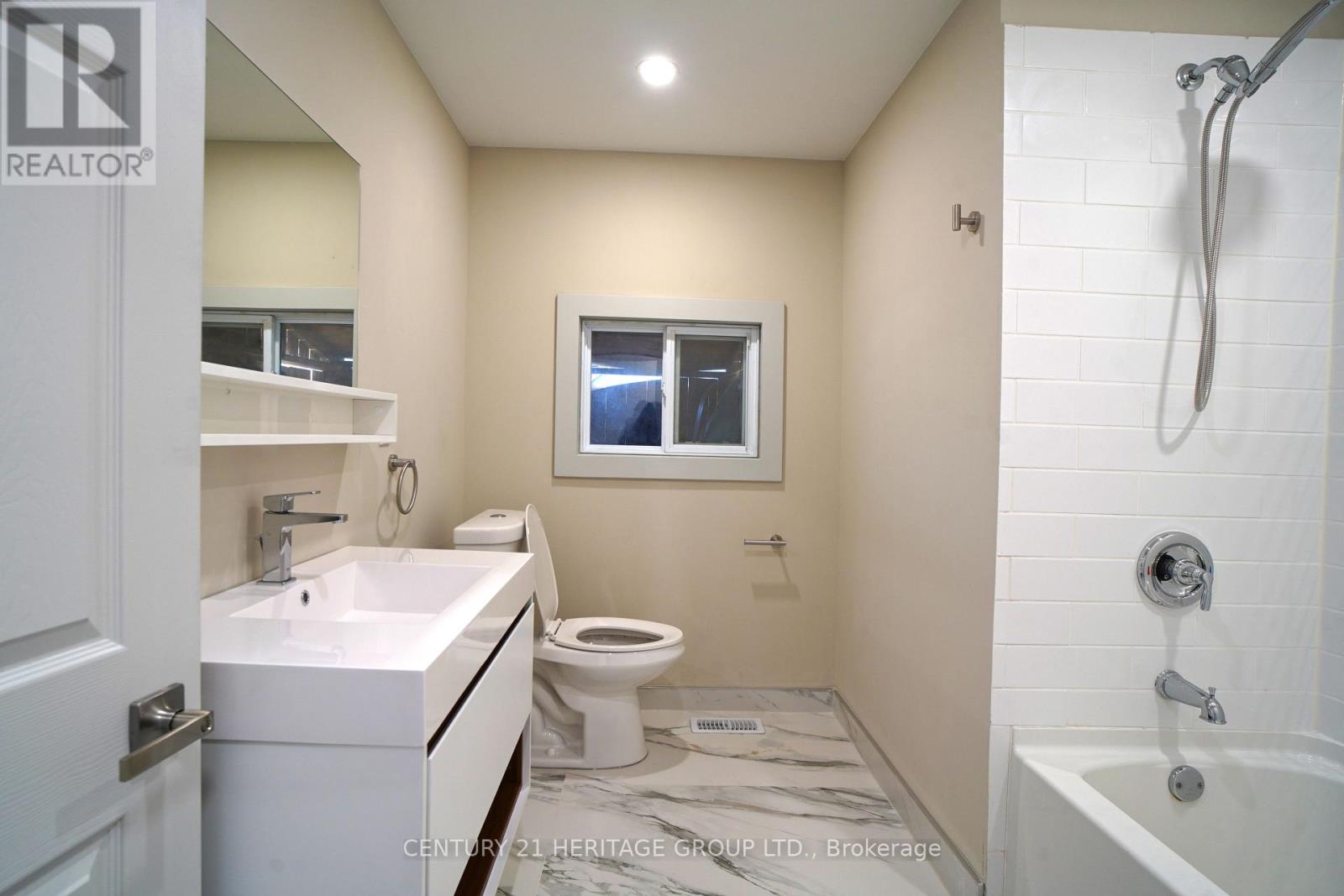 236 Simcoe Avenue, Georgina, Ontario L4P 2H8 - Photo 31 - N12963636