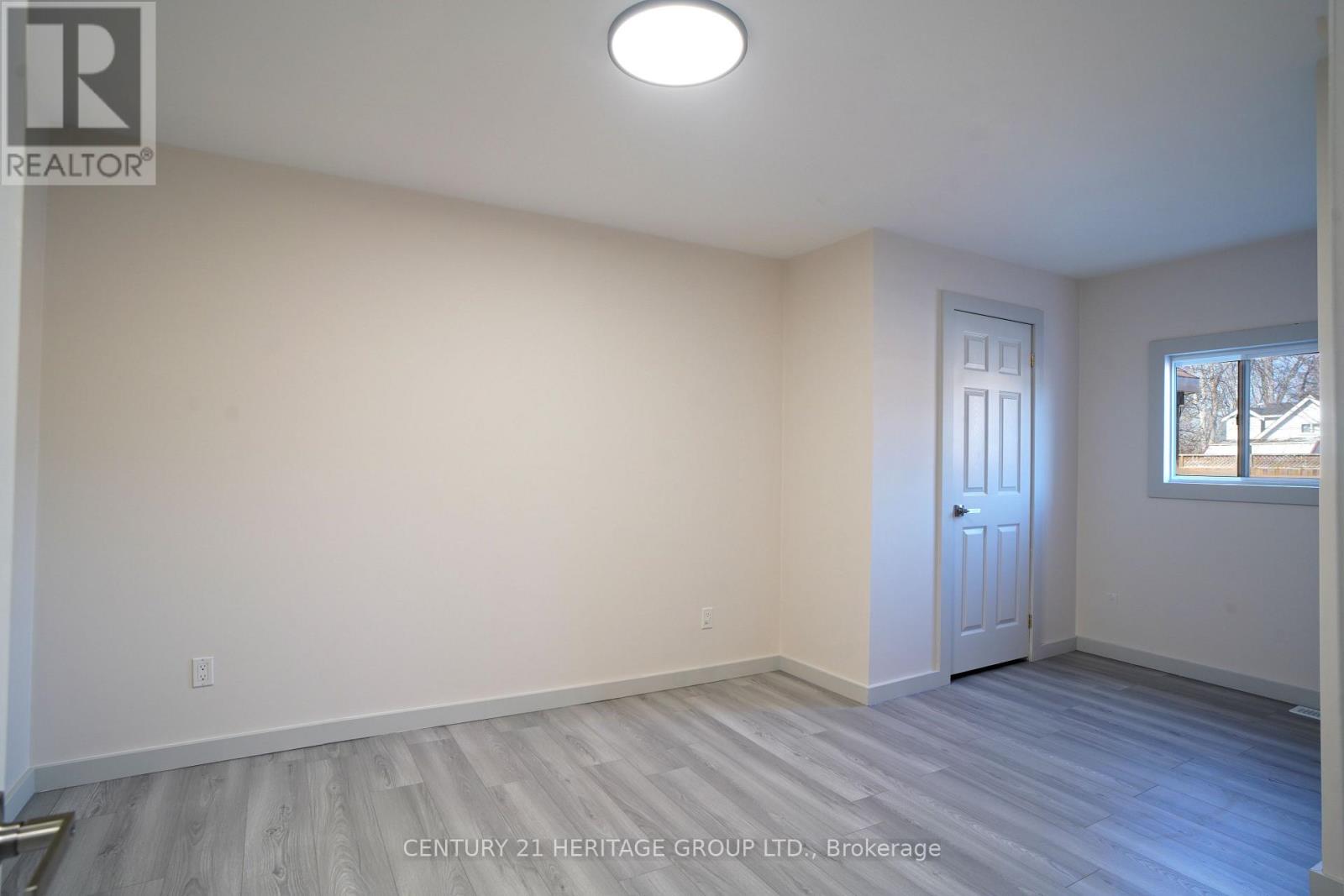 236 Simcoe Avenue, Georgina, Ontario L4P 2H8 - Photo 33 - N12963636