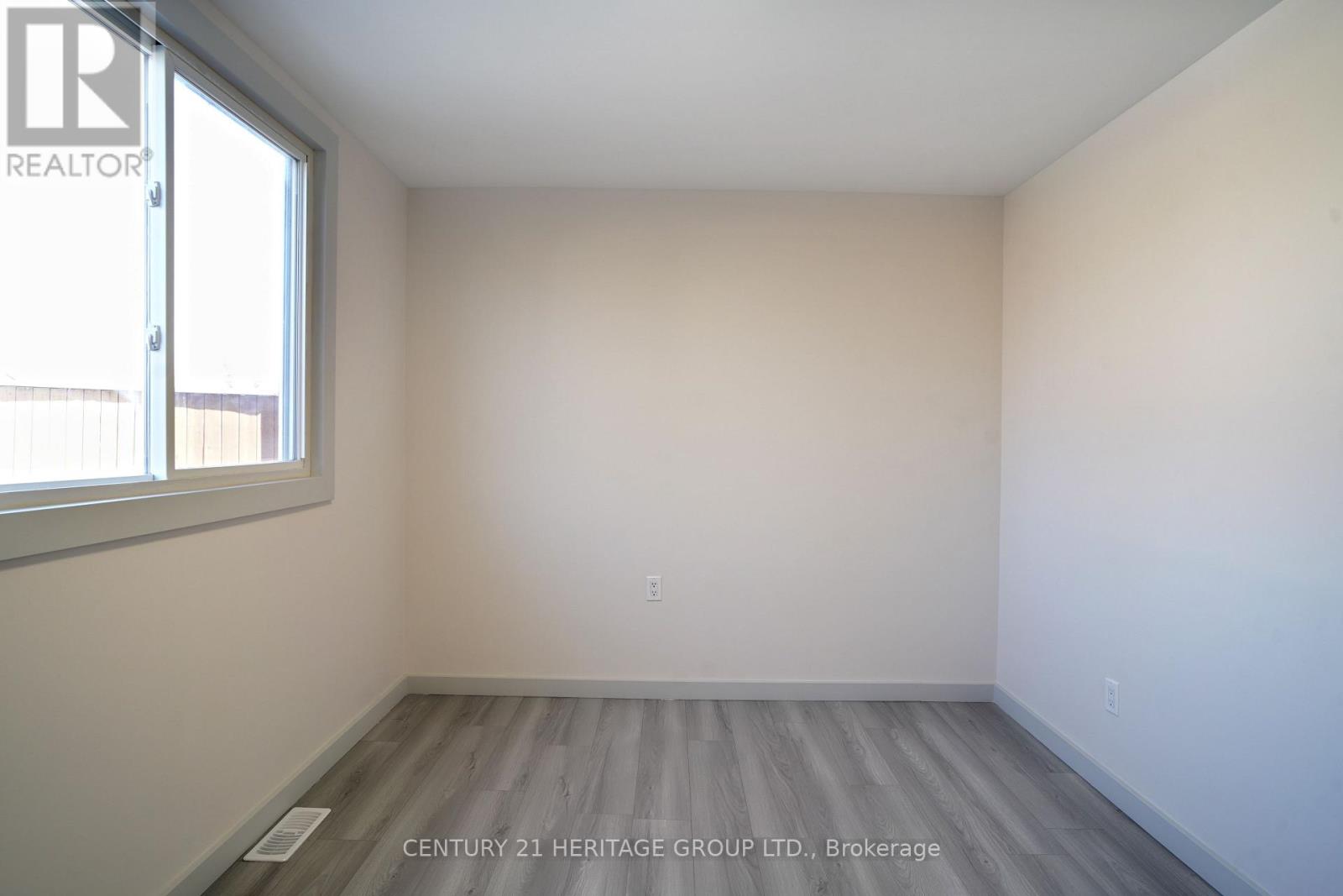 236 Simcoe Avenue, Georgina, Ontario L4P 2H8 - Photo 36 - N12963636