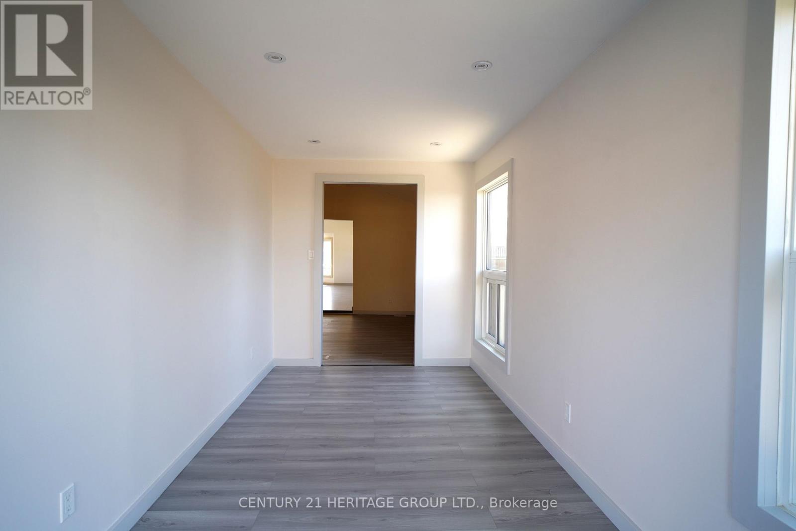 236 Simcoe Avenue, Georgina, Ontario L4P 2H8 - Photo 39 - N12963636