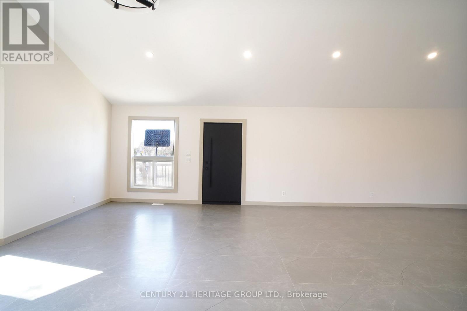 236 Simcoe Avenue, Georgina, Ontario L4P 2H8 - Photo 47 - N12963636