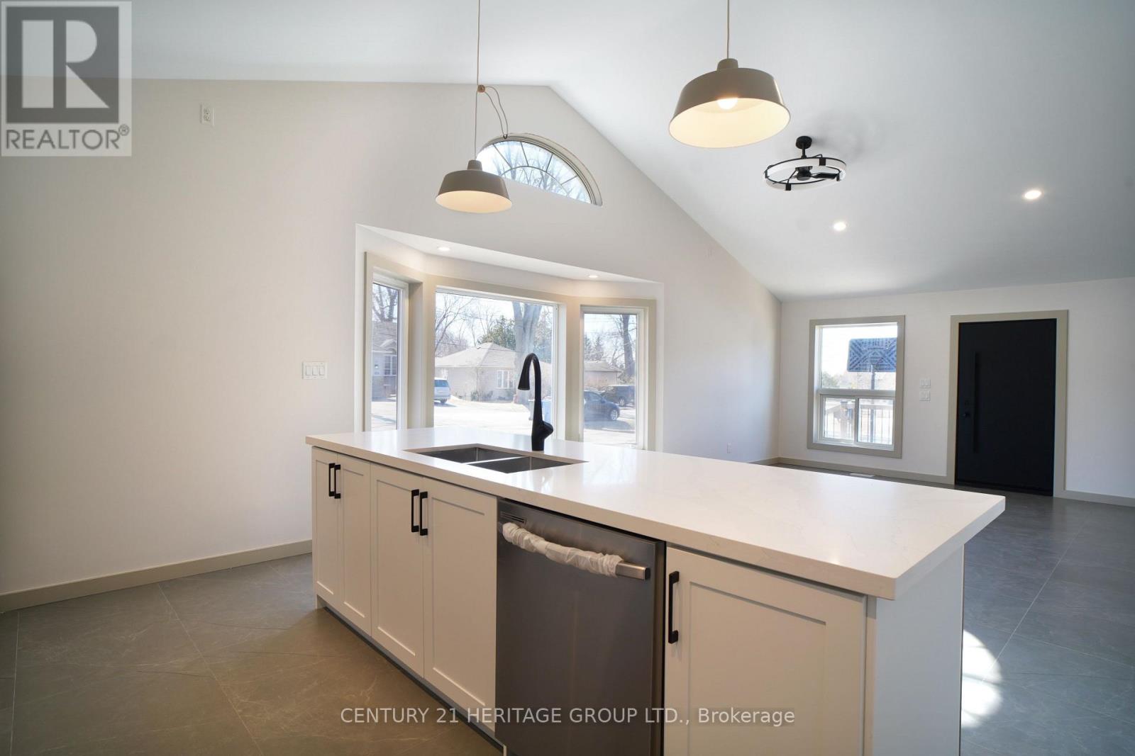 236 Simcoe Avenue, Georgina, Ontario L4P 2H8 - Photo 48 - N12963636