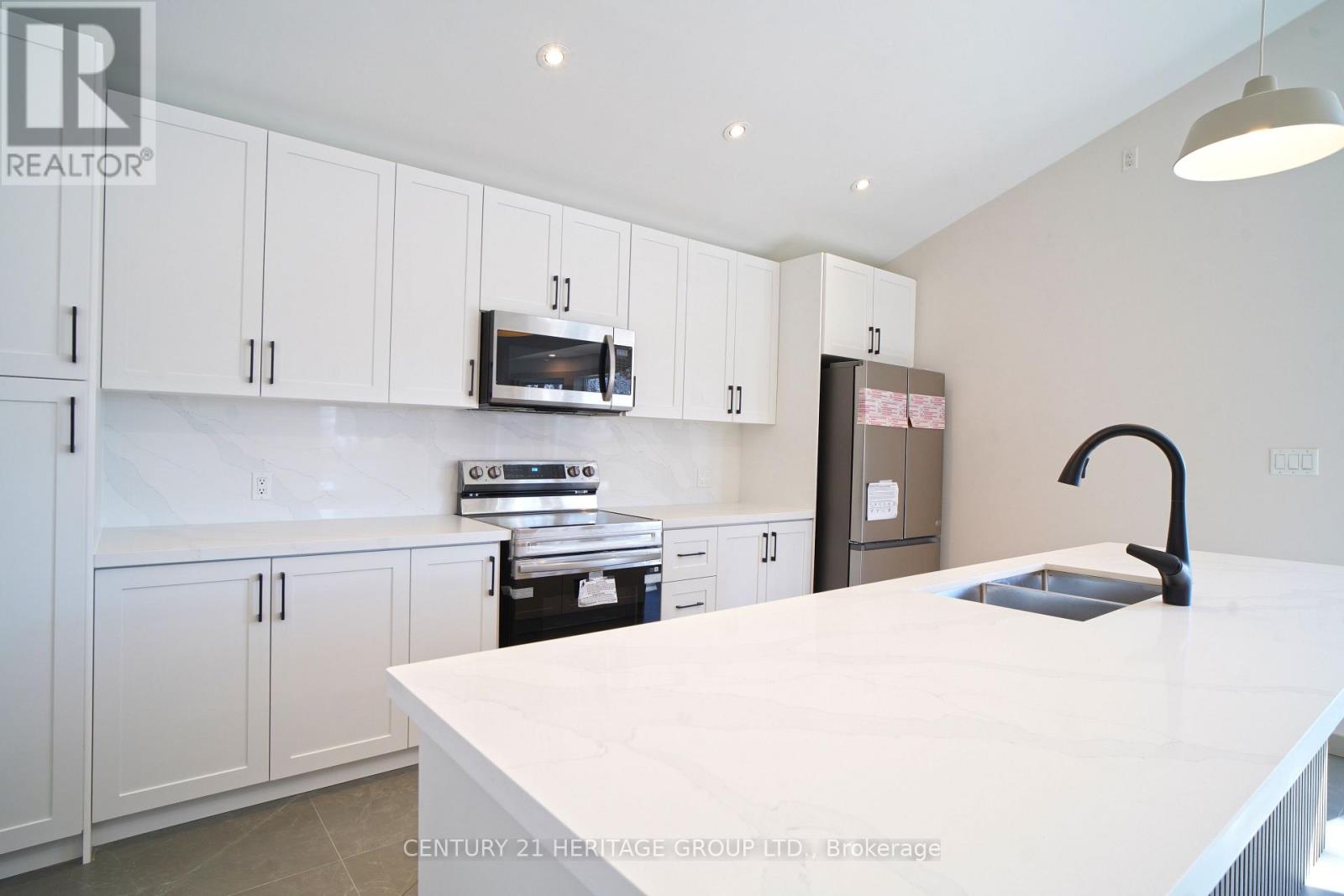 236 Simcoe Avenue, Georgina, Ontario L4P 2H8 - Photo 49 - N12963636