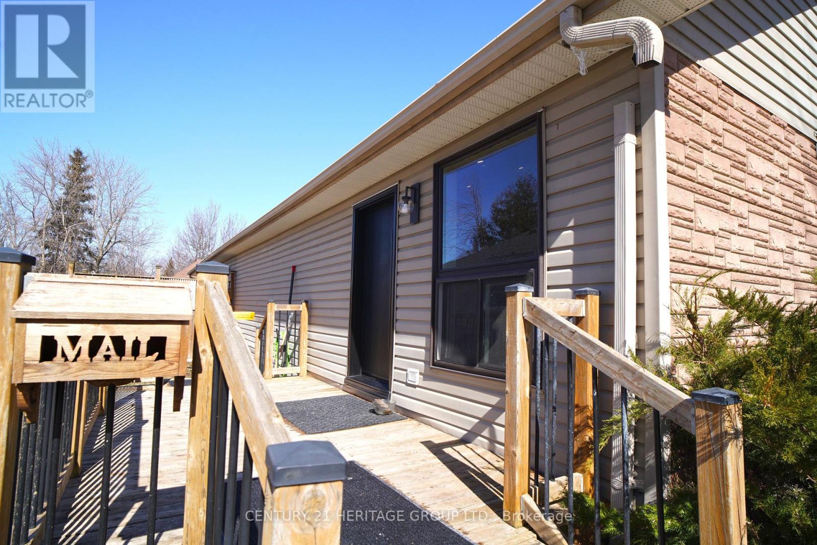 236 Simcoe Avenue, Georgina, Ontario L4P 2H8 - Photo 5 - N12963636