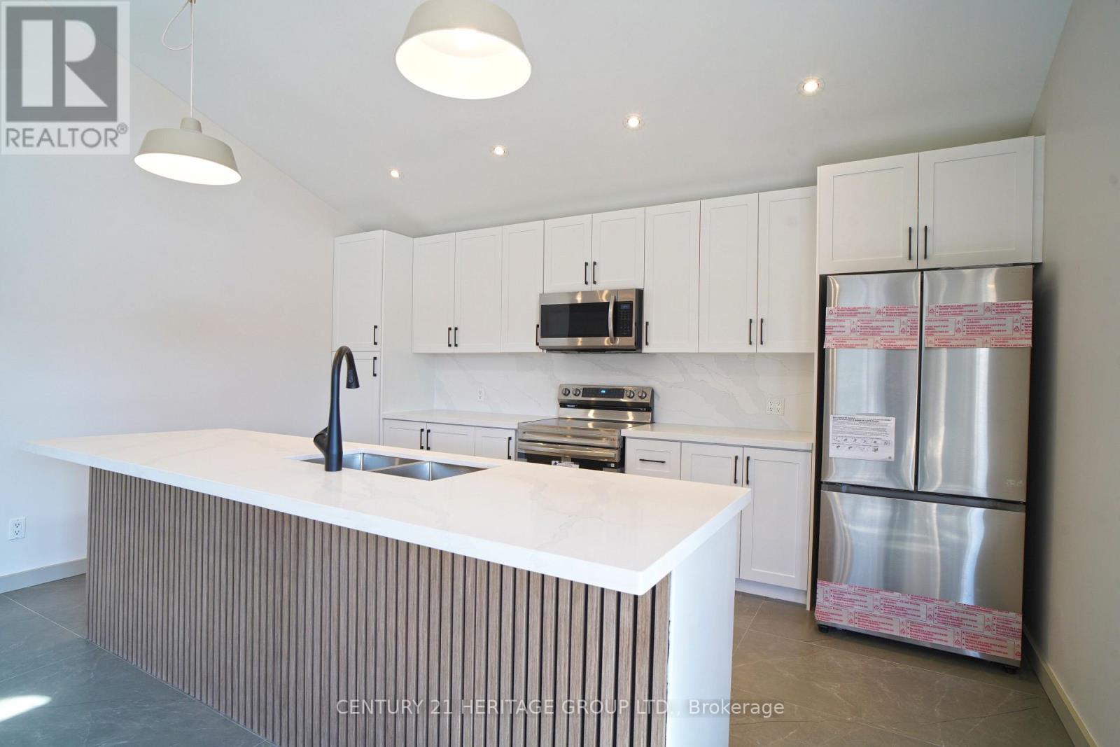 236 Simcoe Avenue, Georgina, Ontario L4P 2H8 - Photo 50 - N12963636