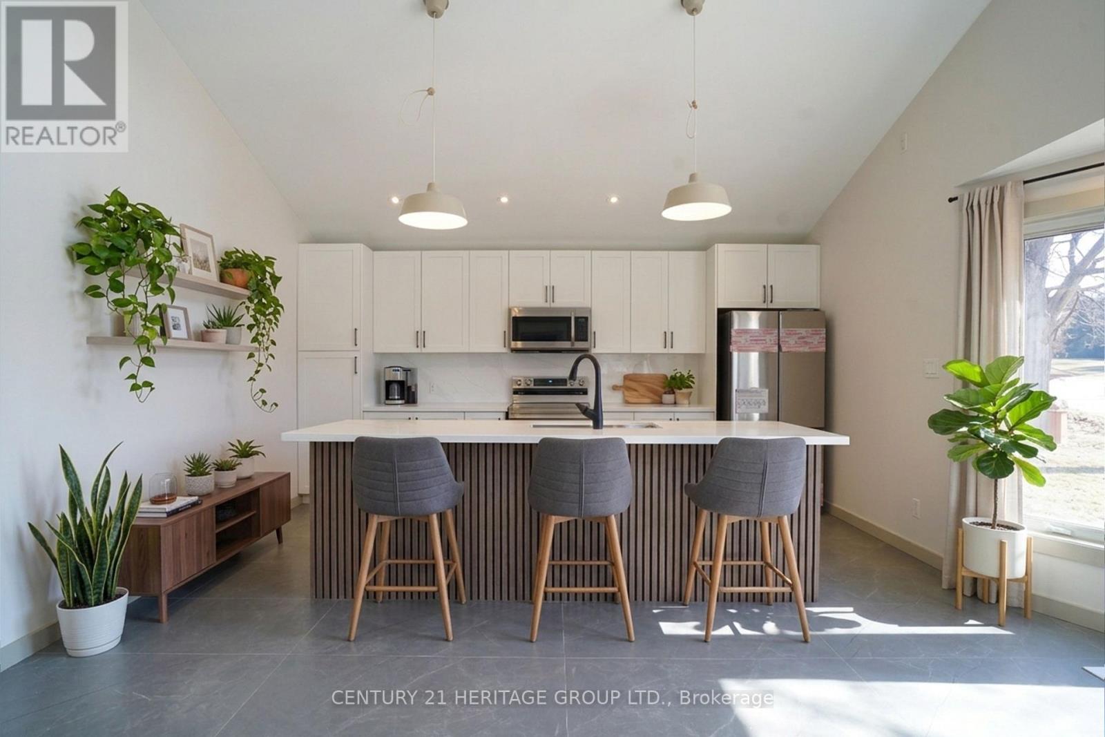 236 Simcoe Avenue, Georgina, Ontario L4P 2H8 - Photo 8 - N12963636