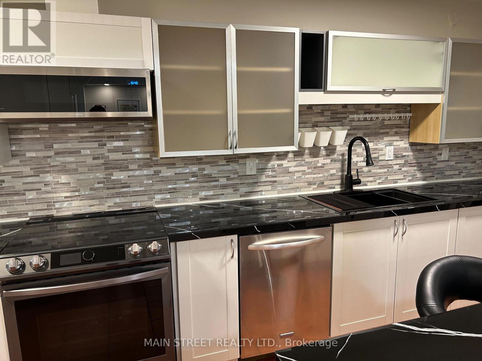 156 Observatory Lane, Richmond Hill, Ontario  L4C 8K8 - Photo 5 - N12963696