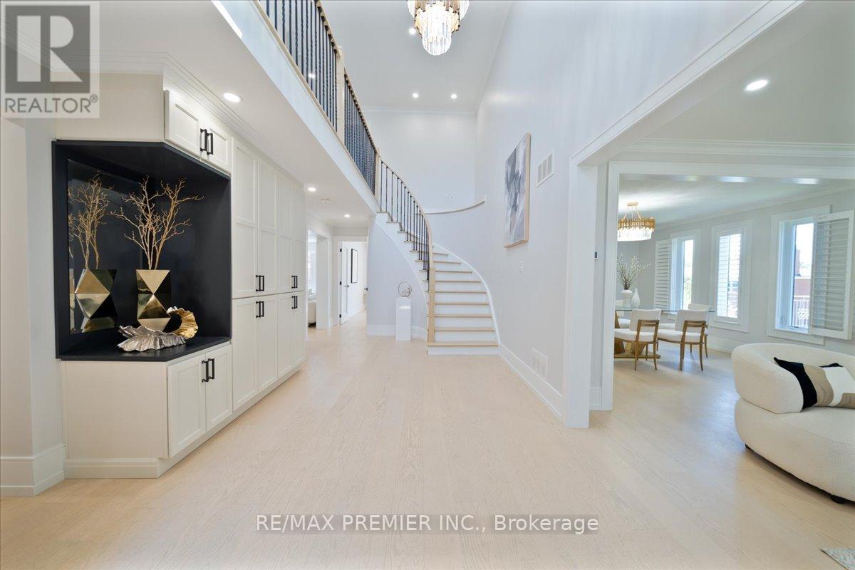 157 Jeanne Drive, Vaughan, Ontario  L4L 1X8 - Photo 4 - N12963712