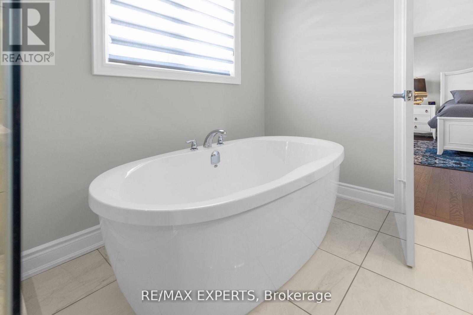 24 Mckay Avenue, New Tecumseth, Ontario  L0G 1W0 - Photo 36 - N12963750