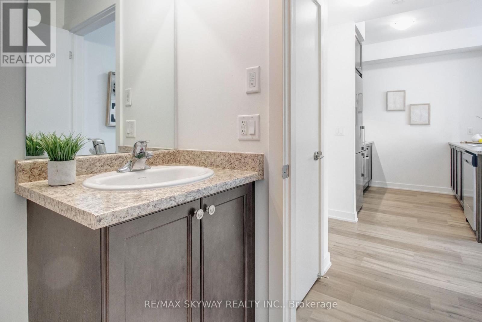 306 - 600 North Service Road, Hamilton, Ontario  L8E 0L2 - Photo 37 - X12960948